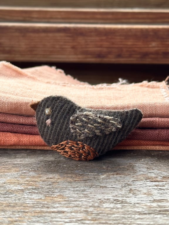 Robin - embroidered wool brooch