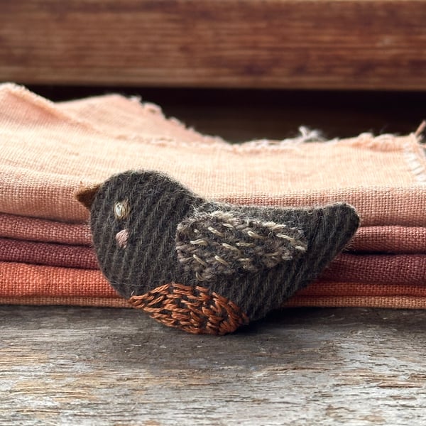 Robin - embroidered wool brooch