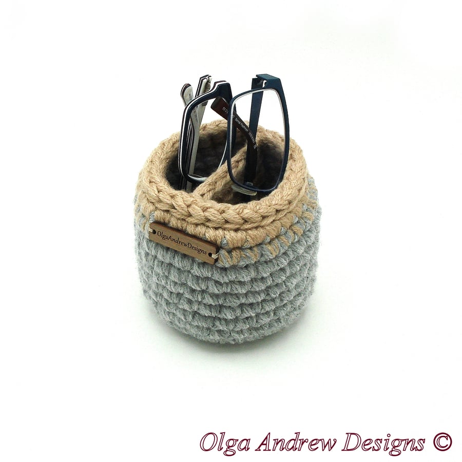 Divided eyeglass holder, double eyeglasses stand, multiple glasses holder