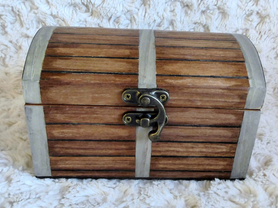 Wood veneer decorated jewellery box