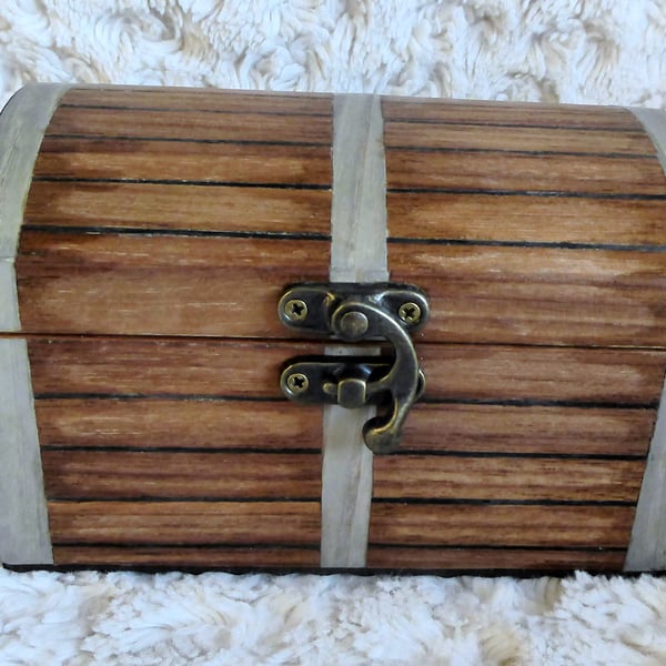 Wood veneer decorated jewellery box