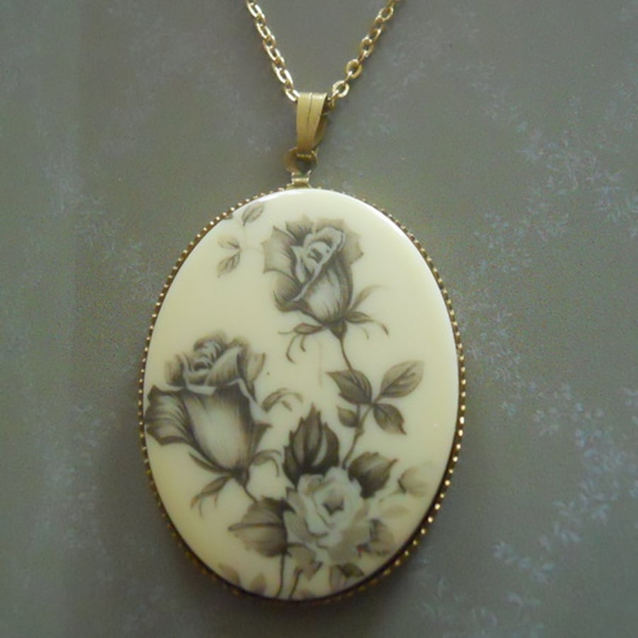 ♥ Vintage rose cameo pendant‏