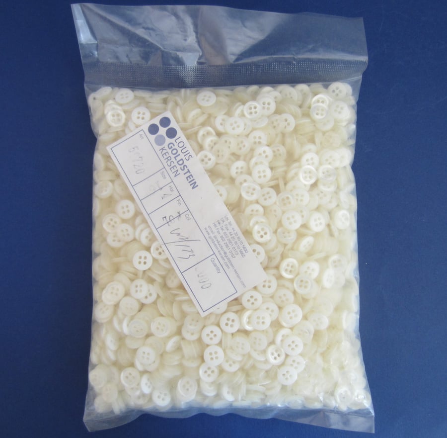 SALE Sealed Bag of 2000 White Plastic Buttons 10 mm