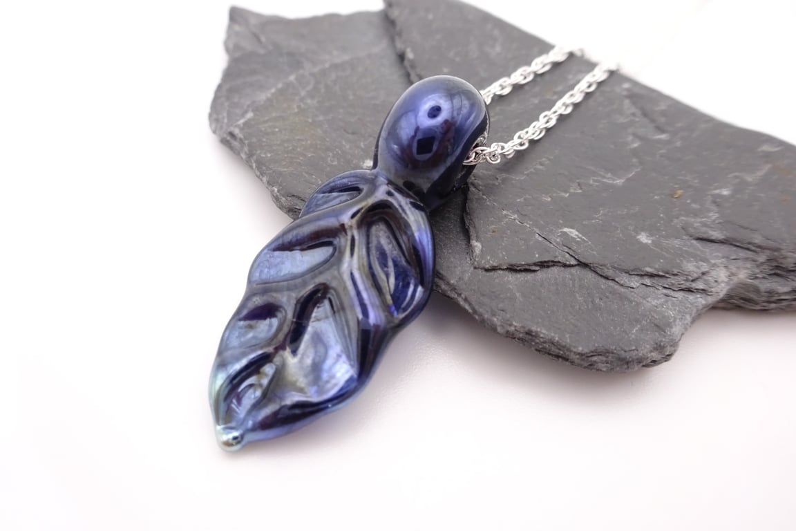 metallic leaf pendant necklace