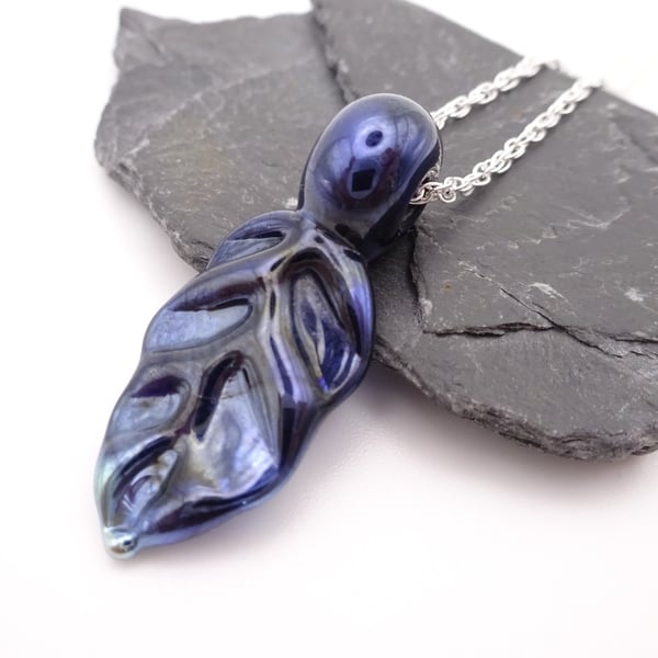 metallic leaf pendant necklace