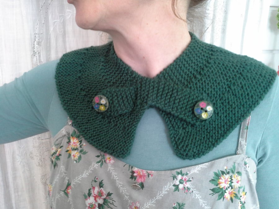 Deep green neck scarf with wooden buttons