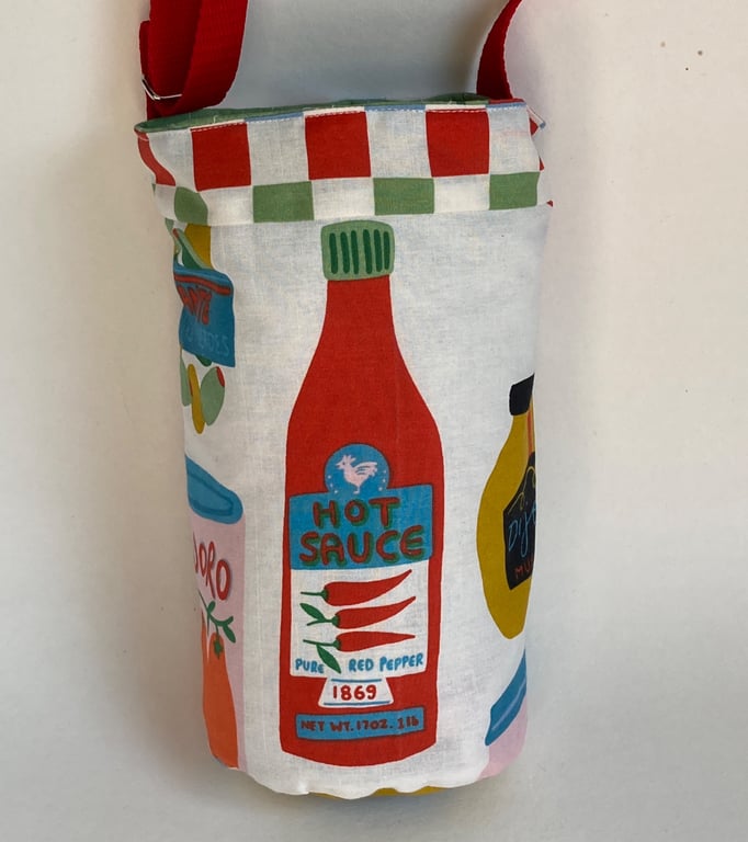 Water bottle carrier with pocket for phone. Sauce and tomatoes