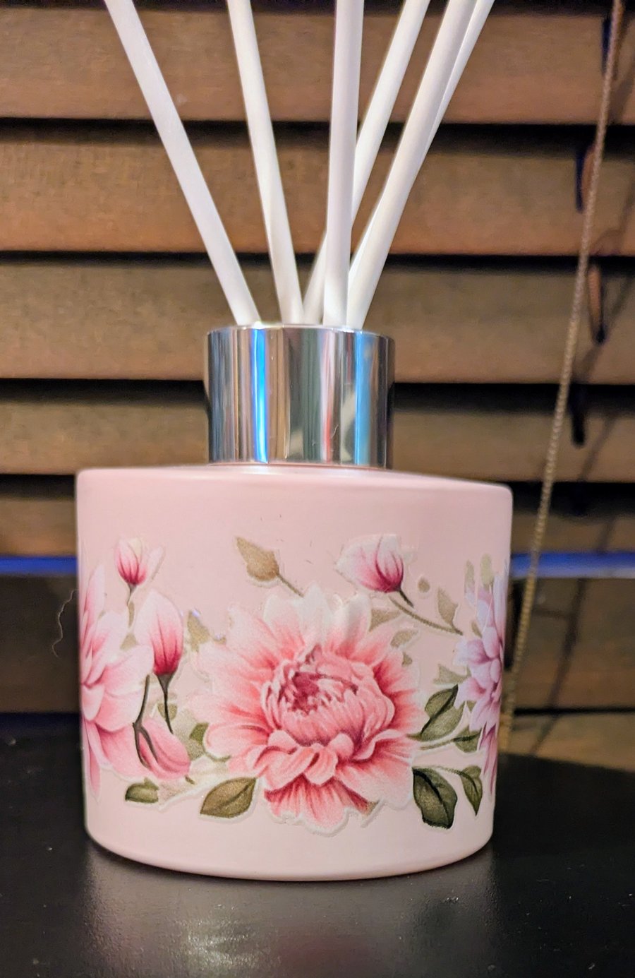 Pink floral themed glass 150 ml diffuser bottle with reeds sticks 