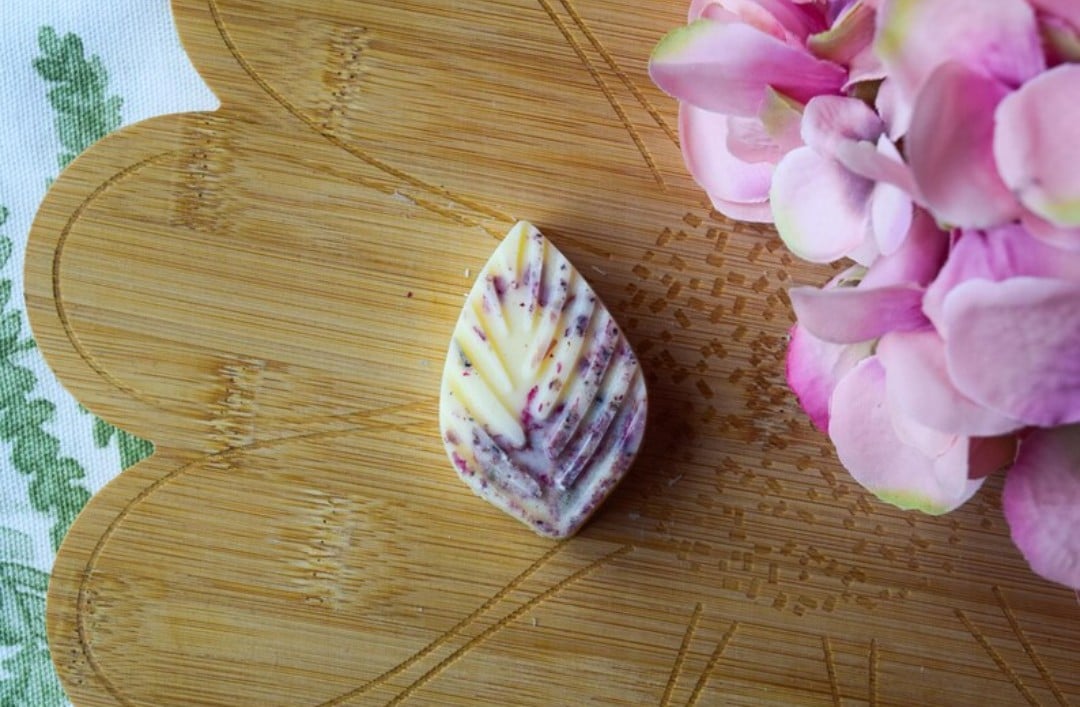 Rose scented vegan wax melt.
