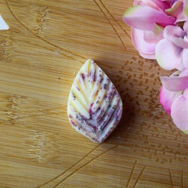 Rose scented vegan wax melt.
