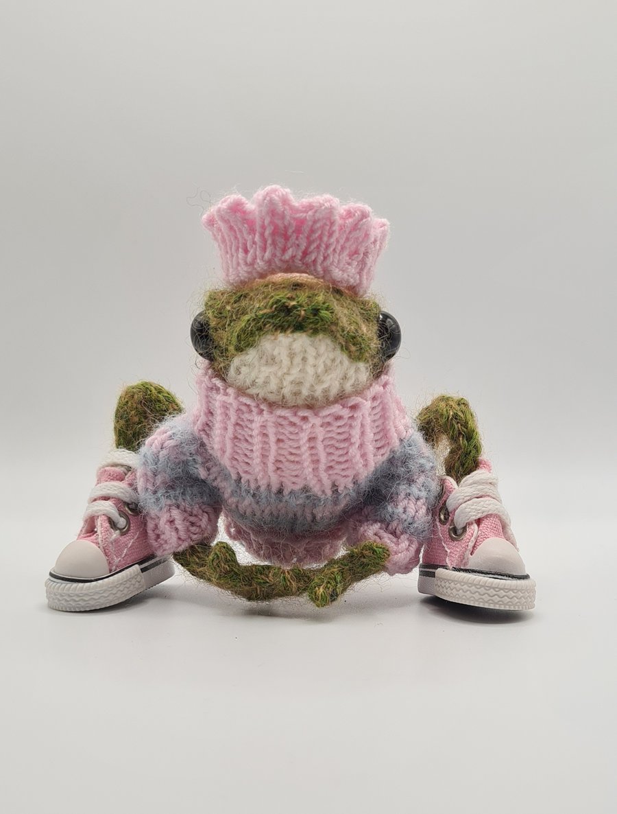 Poseable knitted Frog with Jumper, Boots and Crown