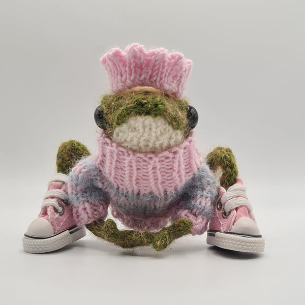 Poseable knitted Frog with Jumper, Boots and Crown