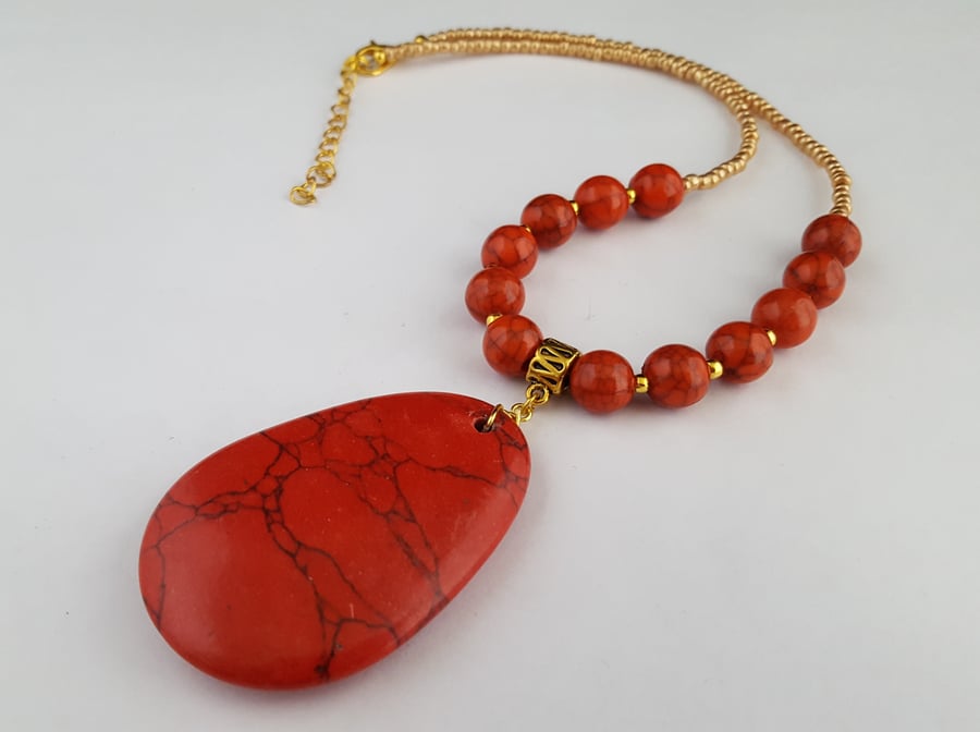 Coral and gold necklace with marbled stone pendant - 1002514