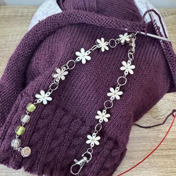 Knitting chain row tracker 