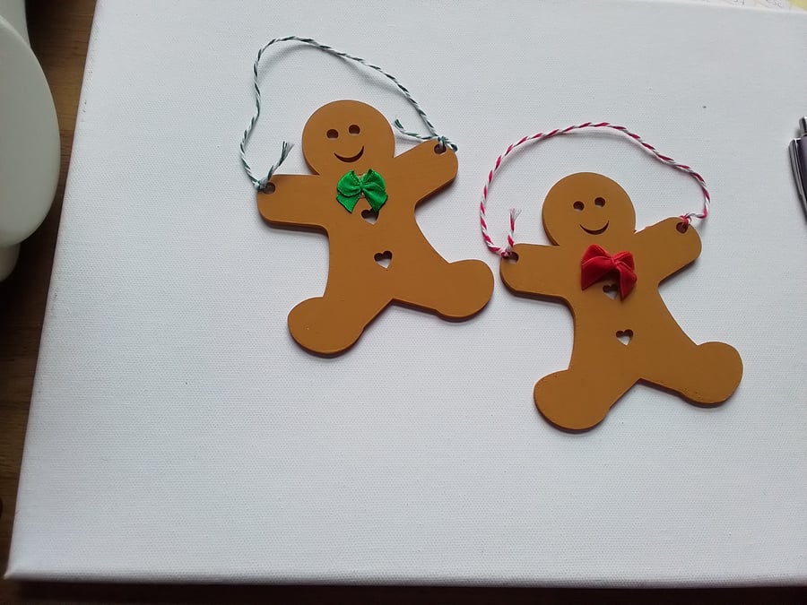 A pair of gingerbread men. Hanging decoration. Ref 160