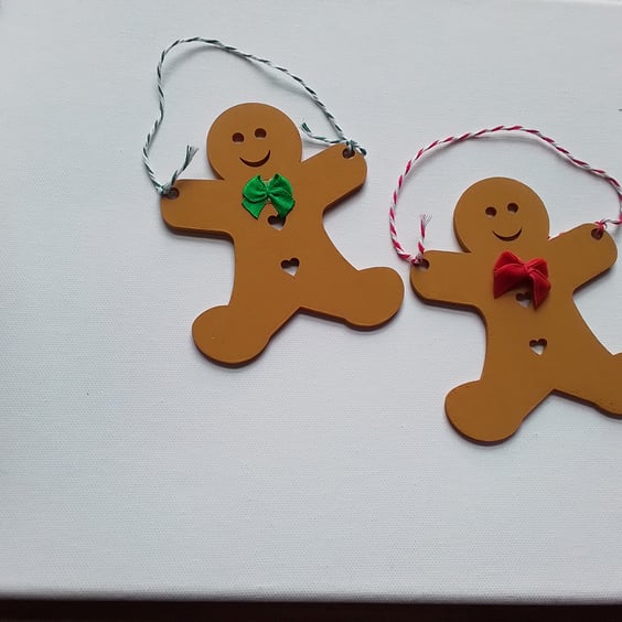 A pair of gingerbread men. Hanging decoration. Ref 160