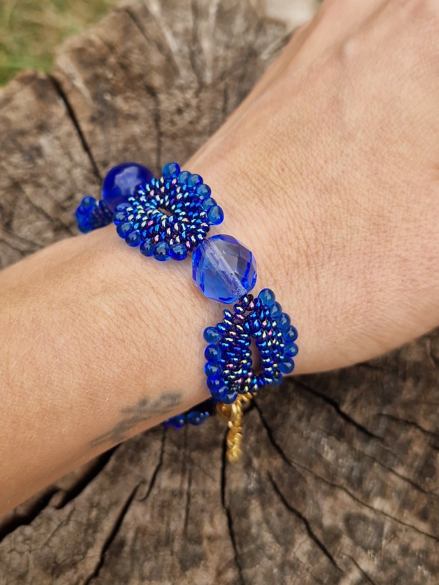 Royal blue chunky beaded oval beaded and adjustable bracelet