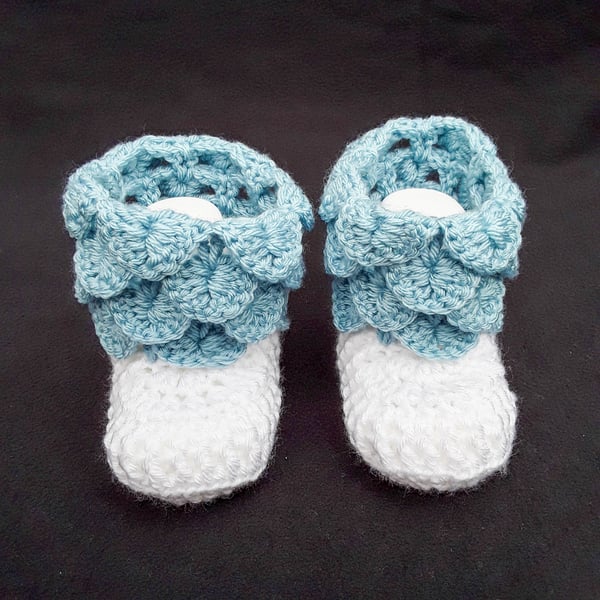 Blue and white crochet crocodile stitch baby booties 6-9 months Seconds Sunday