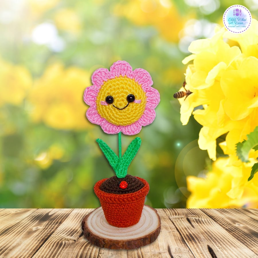 Crochet smiley flower in pot. Crochet flower. Flower desk buddy. 