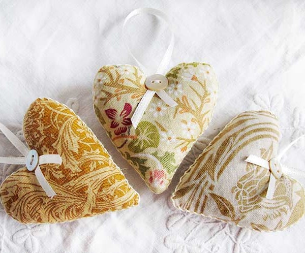 SET OF 3 WILLIAM MORRIS LAVENDER BAGS - HEART SHAPED