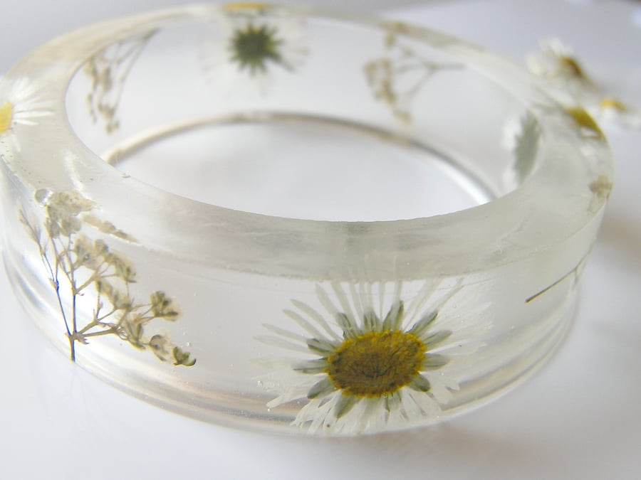 Real Daisy Resin Bangle - Pressed Flower Bracelet  size Medium