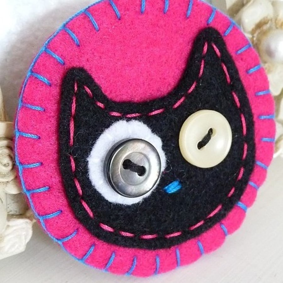 FY077 - Clip Art Inspired Cat Design Handmade Felt Pin