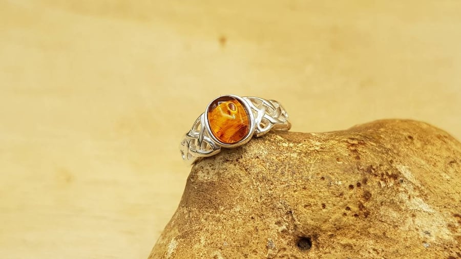 Celtic knot Amber Ring. UK SIZE N. 925 sterling silver rings for women