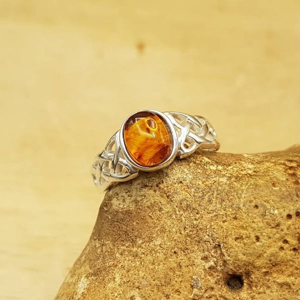 Celtic knot Amber Ring. UK SIZE N. 925 sterling silver rings for women