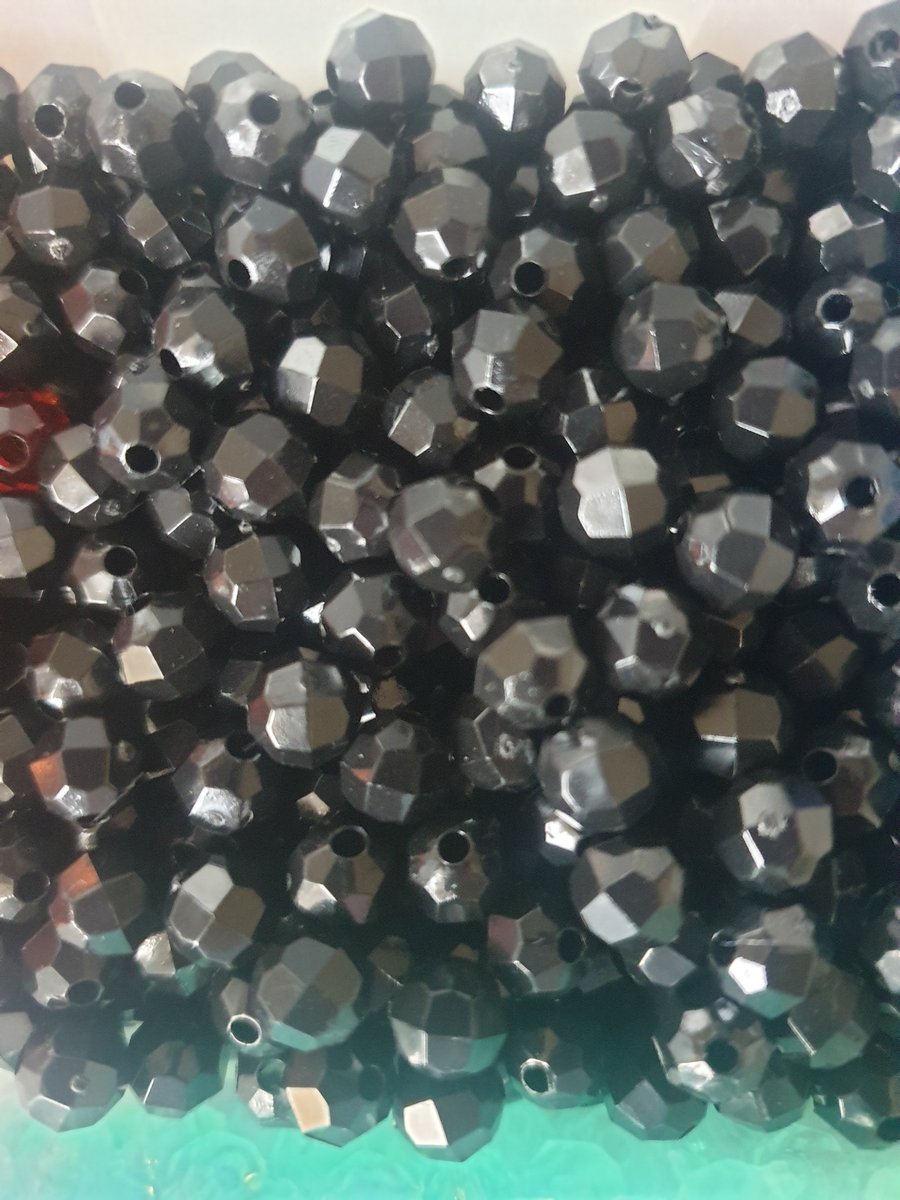100 black coloured faceted beads