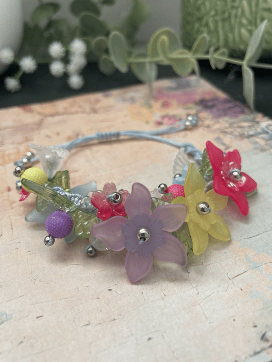Pretty vintage Lucite floral beaded bracelet, mothers day gift, beaded jewelry 