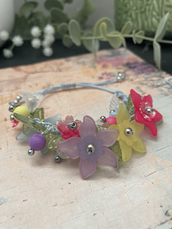 Pretty vintage Lucite floral beaded bracelet, mothers day gift, beaded jewelry 