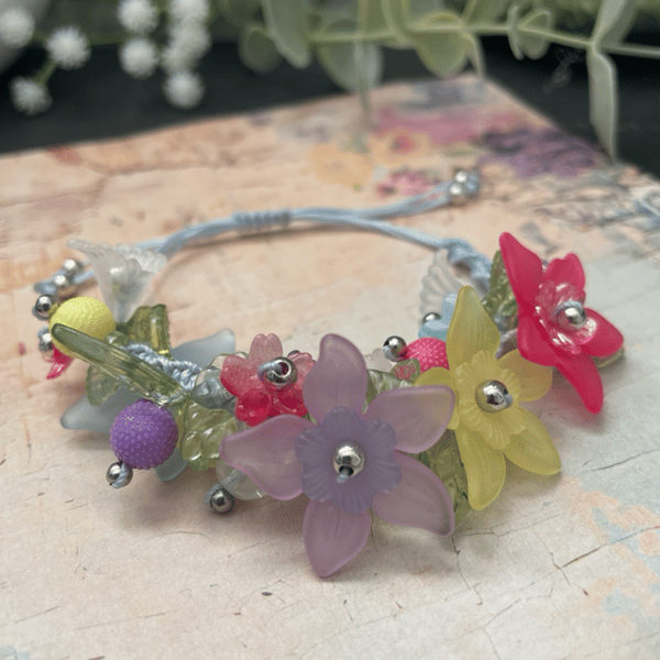 Pretty vintage Lucite floral beaded bracelet, mothers day gift, beaded jewelry 