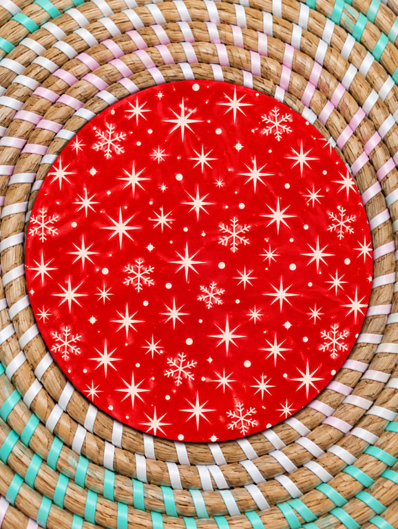 Red Christmas Snowflakes & Stars Coaster – Festive Wooden Drinks Coaster – Tradi