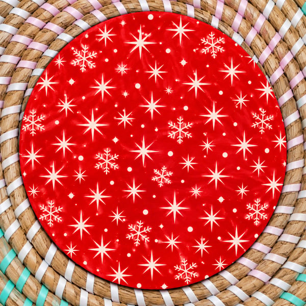 Red Christmas Snowflakes & Stars Coaster – Festive Wooden Drinks Coaster – Tradi