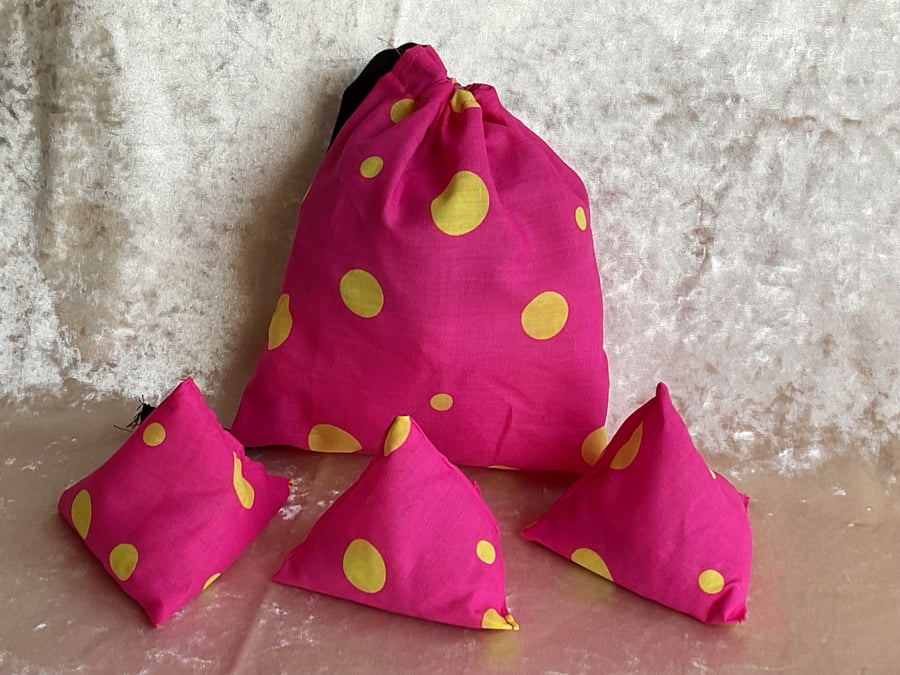 PINK SPOT 3  LITTLE BEAN BAGS RICE FILLED THROWING OR JUGGLING GAME & BAG