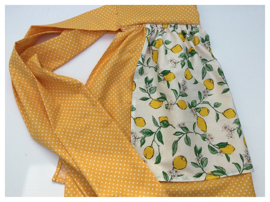 Retro half apron in lemon print