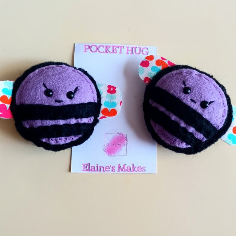 'Bumble Bee' pocket hug & pocket hug card hand sewn in wool blend felt (lilac)