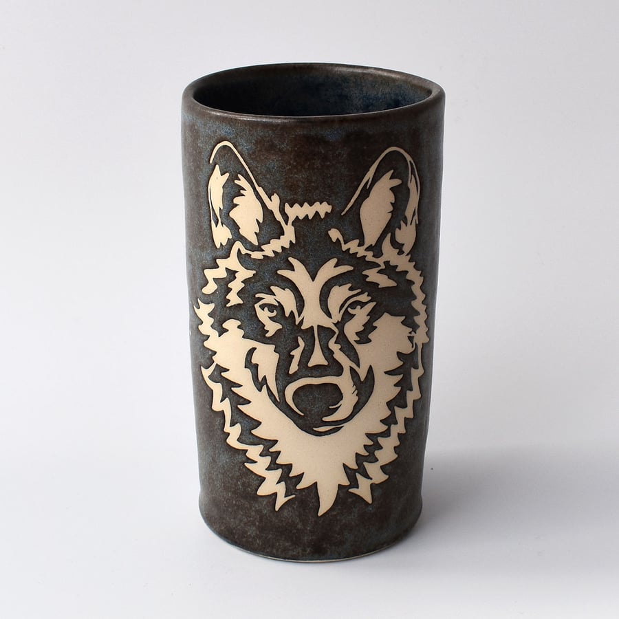 A282 Wolf vase (Free UK postage)