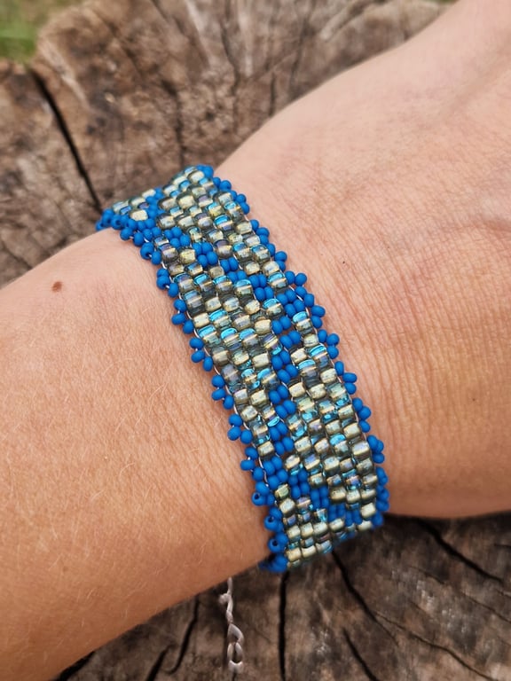 Silver and blue zig zag adjustable beaded bracelet