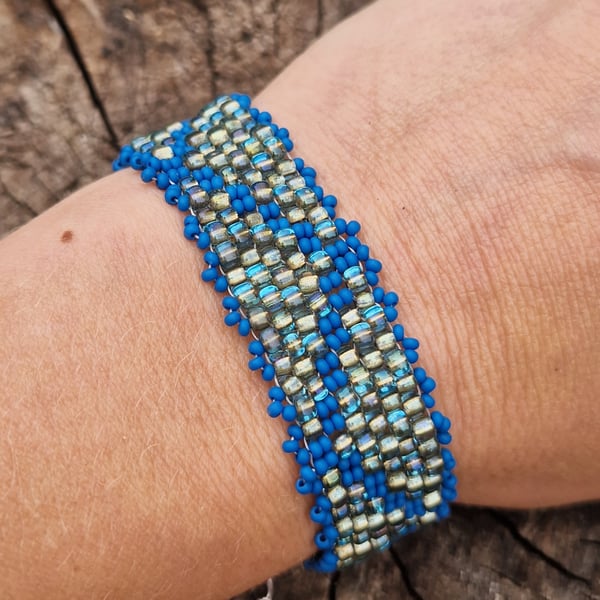 Silver and blue zig zag adjustable beaded bracelet