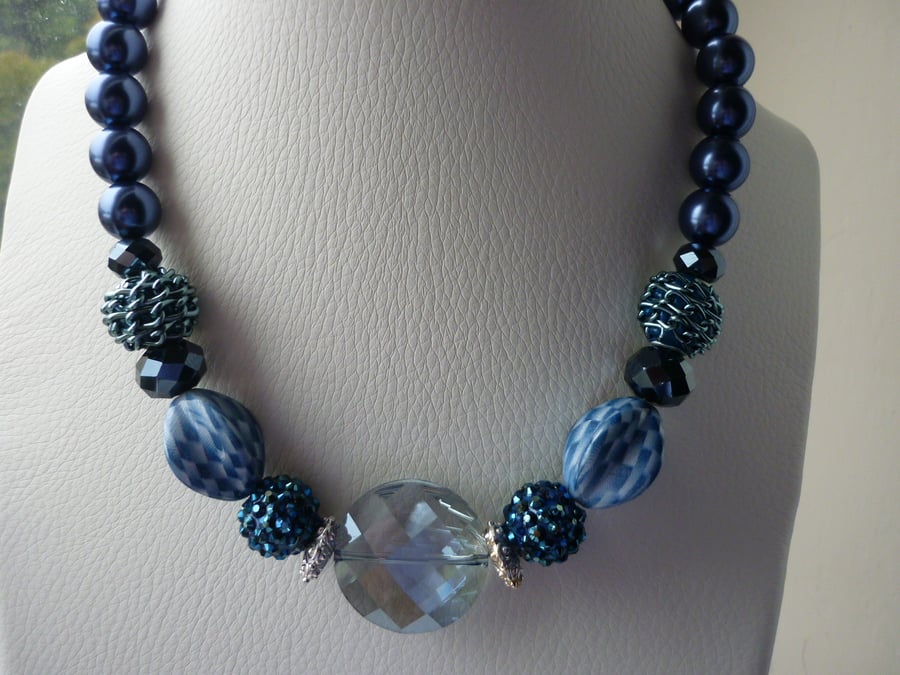 BLUES AND SILVER CHUNKY NECKLACE.  