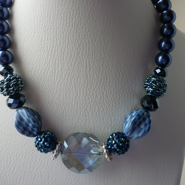 BLUES AND SILVER CHUNKY NECKLACE.  