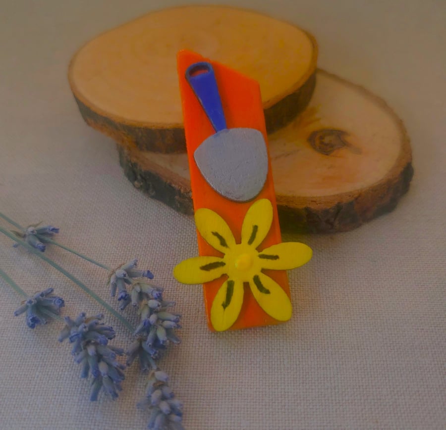 Bright wooden flower garden brooch