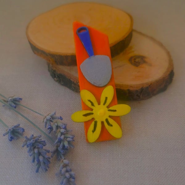 Bright wooden flower garden brooch