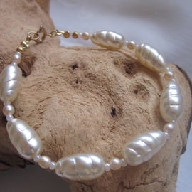 An Imitation Pearl Effect Bead Bracelet