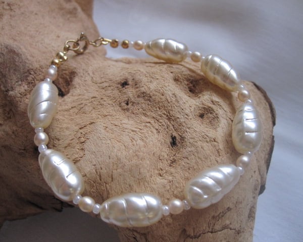 An Imitation Pearl Effect Bead Bracelet