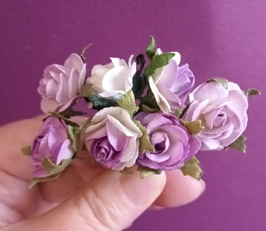 Mixed Pack Of 7 Lilac and White Mulberry Paper Roses On Green Wire Stems