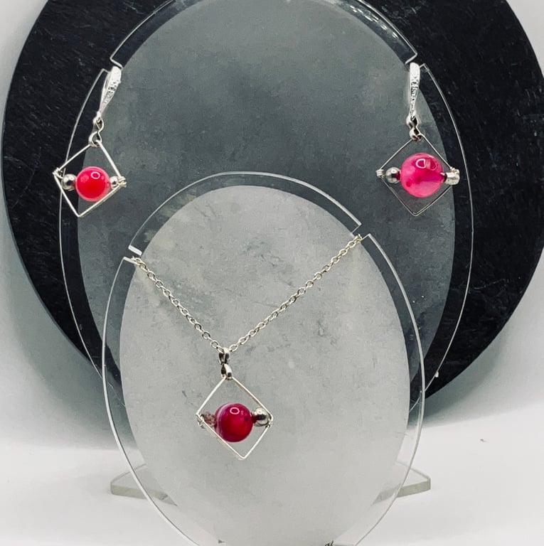 Dainty Agate Gift Set in Fuchsia in a Wire Square of Earrings and Pendant