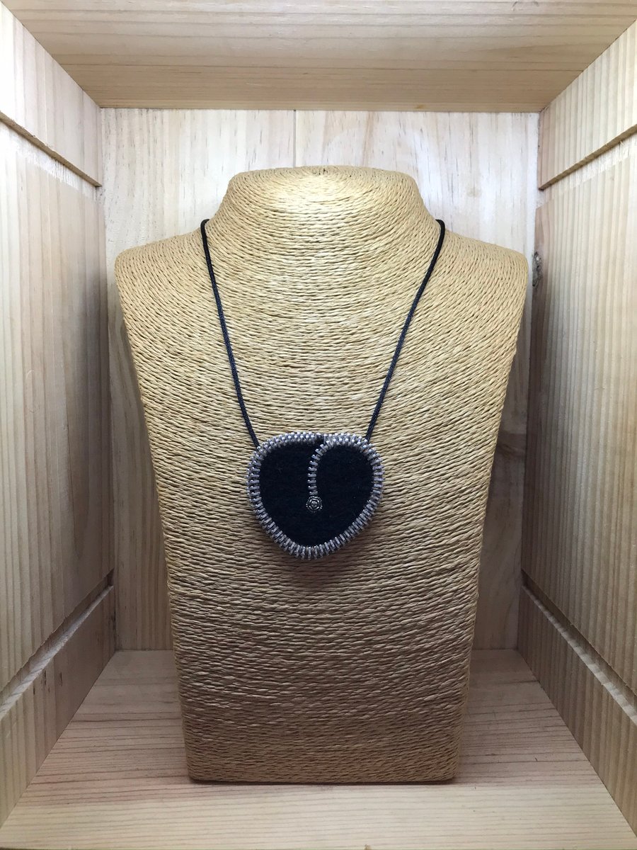  Felt Zip Necklace. (270)