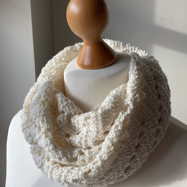 Lacy Infinity scarf in wool and silk colour light cream